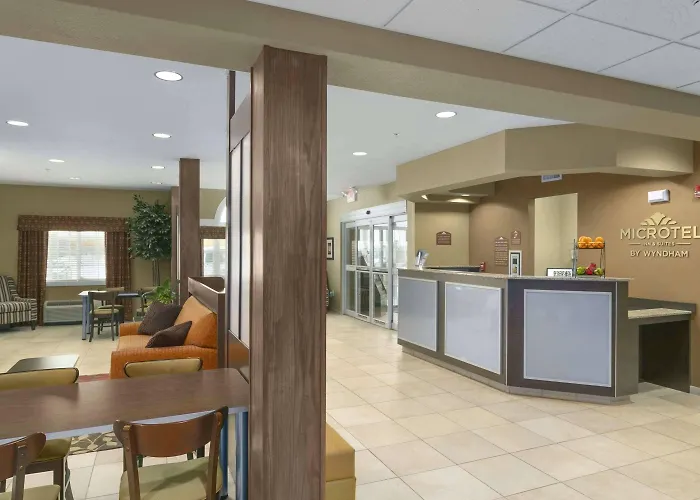 Hotel with pool: Microtel Inn & Suites By Wyndham Minot
