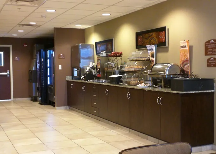 Hotel with pool: Microtel Inn & Suites By Wyndham Minot